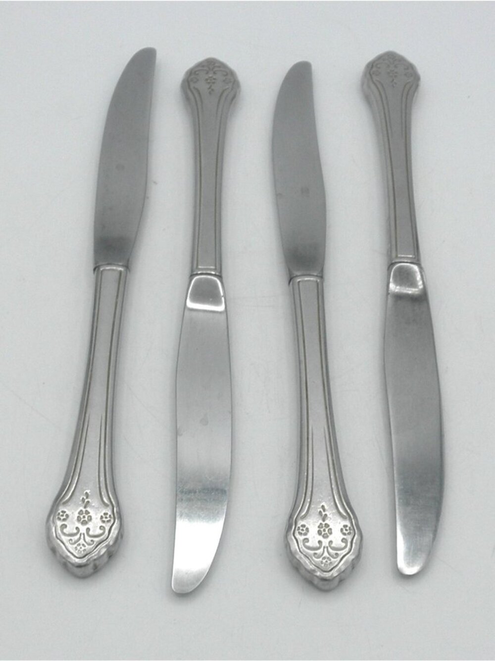 Lakewood Stainless by Oneida 9 Inch Modern Solid Knife Set of 4 Pattern: OHSLAKE
